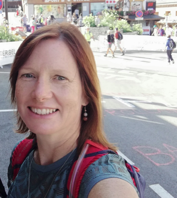 Femme souriante dans la rue en journée
