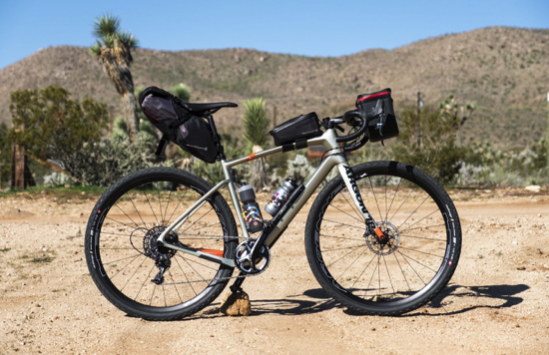 Vélo dans le désert avec végétation autour